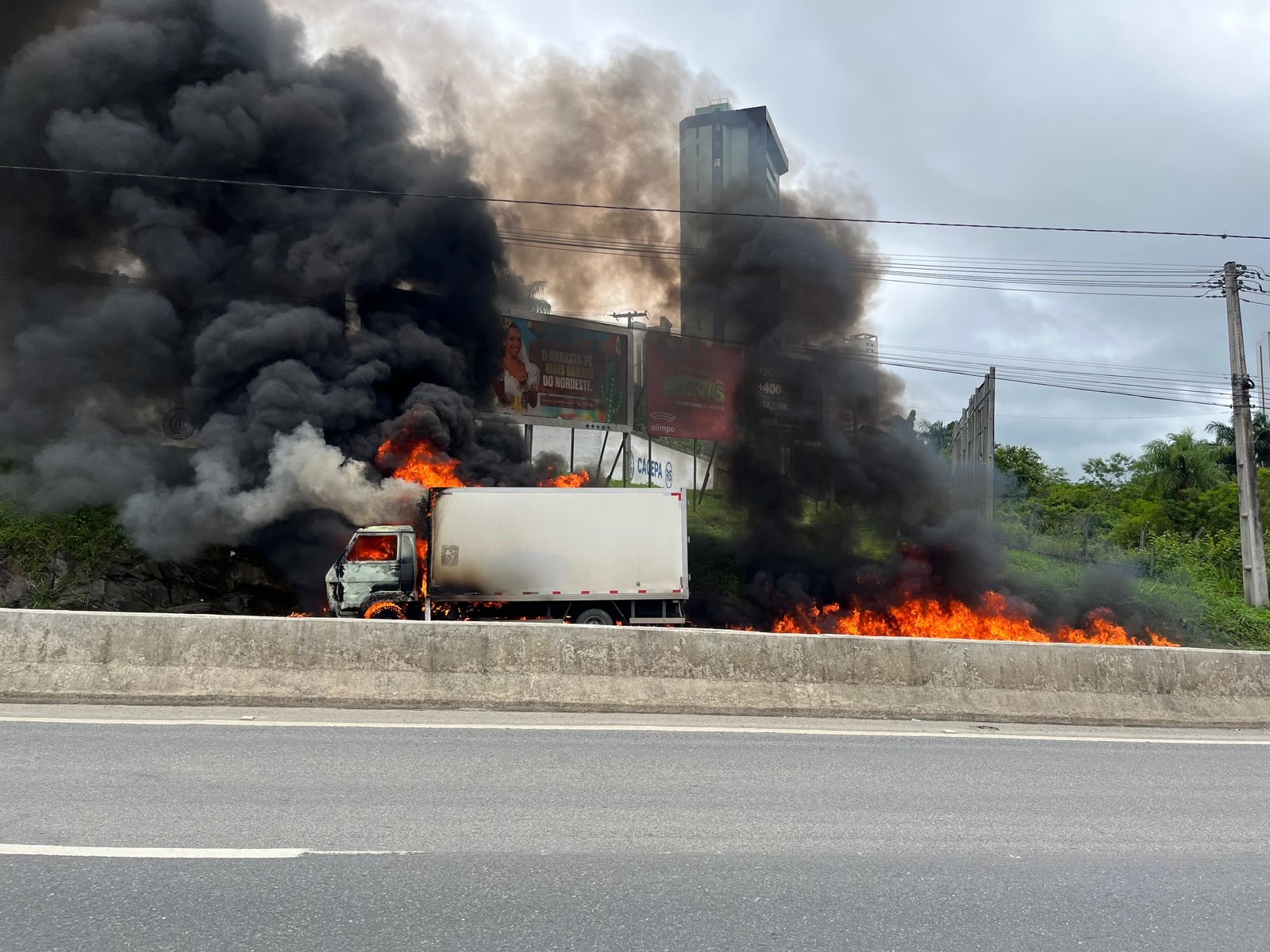 Caminhão pega fogo na BR-230 e trecho é interditado em Campina Grande 