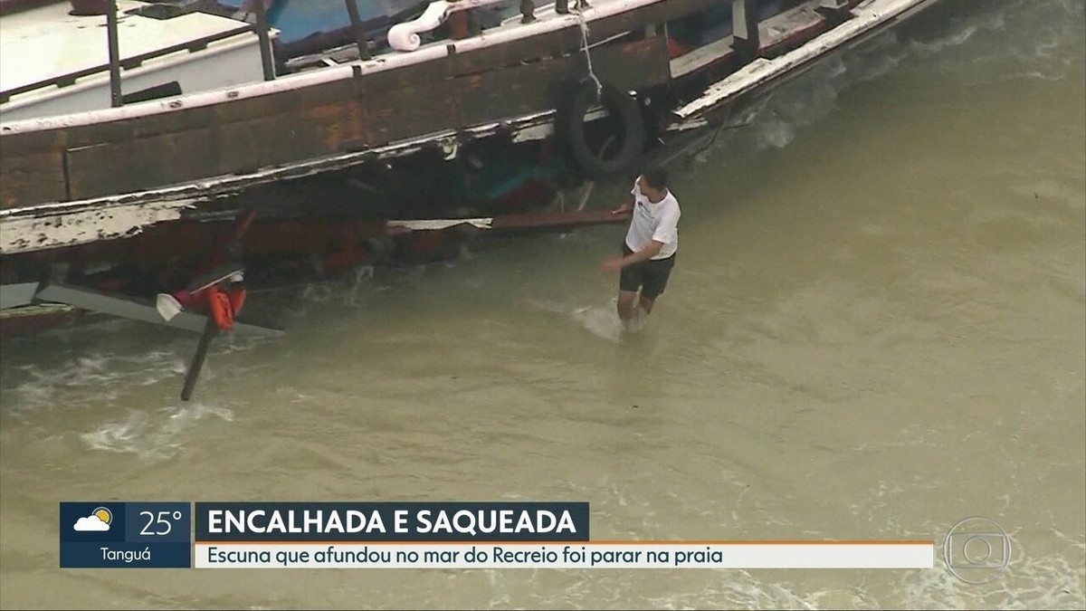 Escuna encalhada na praia do Recreio é saqueada