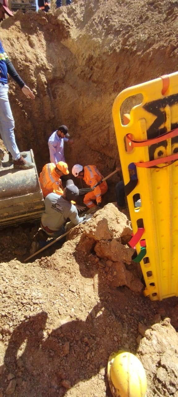 Homem fica parcialmente soterrado após deslizamento de barranco em canteiro de obras, em Janaúba