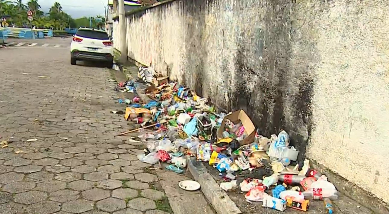 Limpeza recolhe 340 toneladas de lixo no Litoral Norte de São Paulo após virada do ano