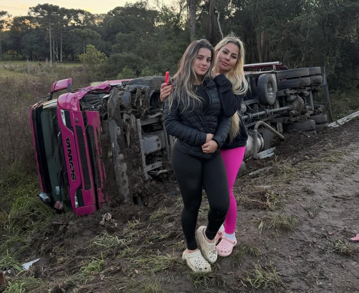 Caminhoneira com 1,2 milhão de seguidores sofre acidente em SC com tombamento e saída de pista 