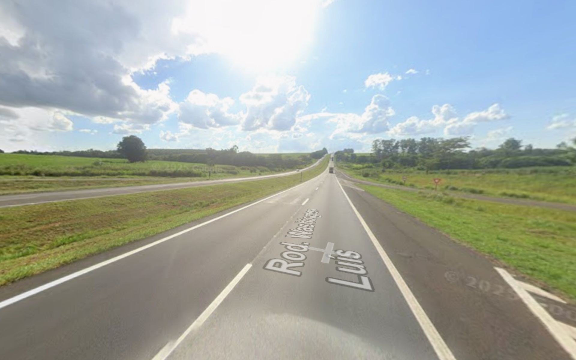 Motociclista morre após bater na traseira de ônibus na Rodovia Washington Luís em Uchoa