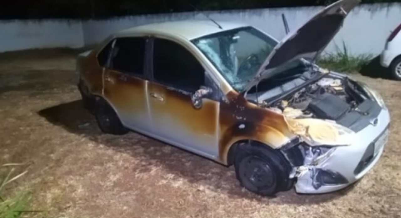 Três carros particulares de policiais pegam fogo em Paranapuã; suspeita é de incêndio criminoso