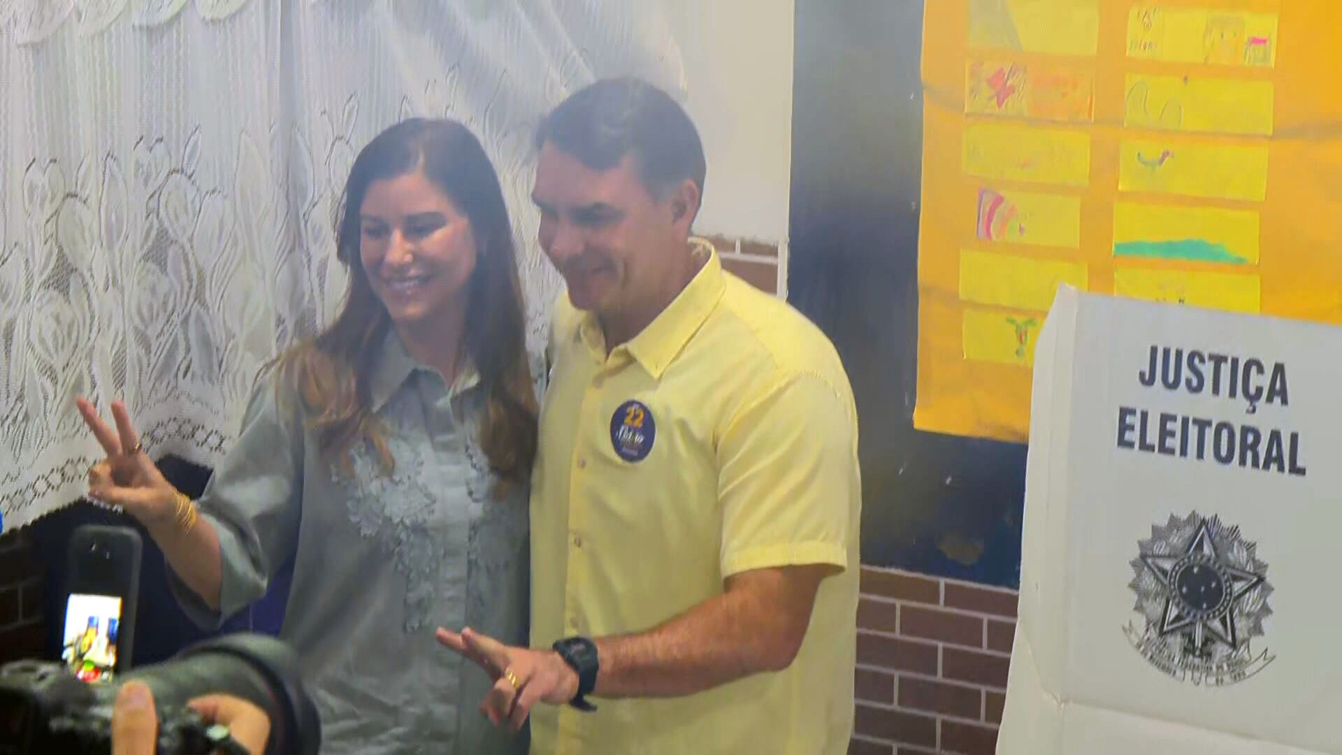 ‘Chegou a hora da mudança de verdade’, diz Flávio Bolsonaro após votar na Zona Norte do Rio