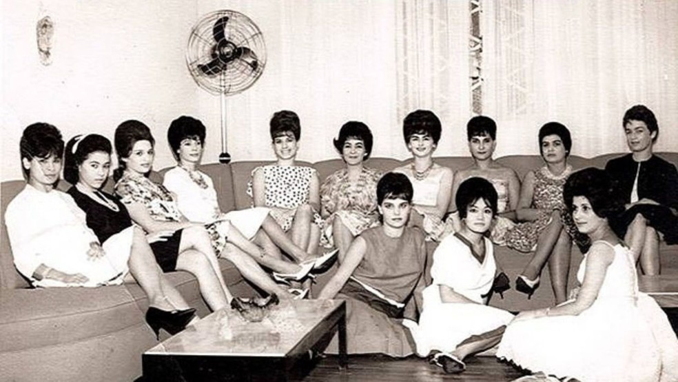 Fotografia das meninas que trabalhavam no bordel de Eny Cezarino, em Bauru (SP) — Foto: Reprodução/'Eny e o Grande Bordel Brasileiro'/Editora Planeta