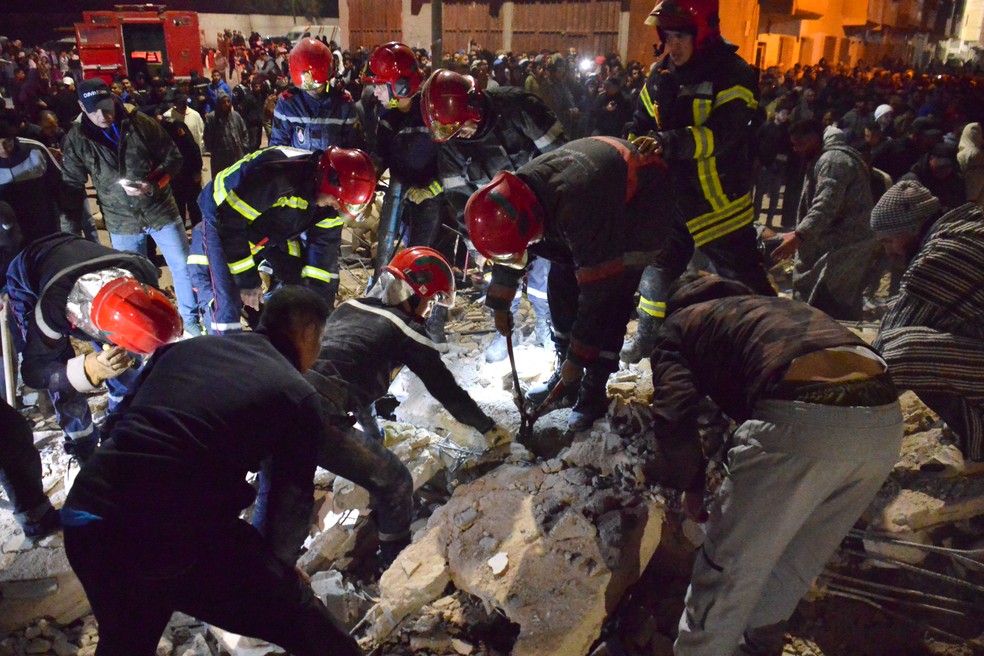 Equipes de resgate buscam vítimas nos escombros após dois prédios desabarem na região de Al Massira, na cidade de Fez, no Marrocos, no dia 9 de dezembro de 2025 — Foto: Ahmed Alaoui Mrani/AFP