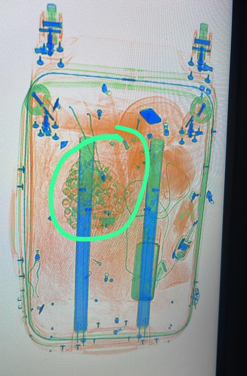 Frascos de medicamento foram encontrados na bagagem do passageiro, em João Pessoa — Foto: Divulgação/Polícia Federal