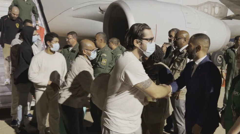 Brasileiros repatriados foram recebidos pela comitiva do governo. — Foto: Divulgação