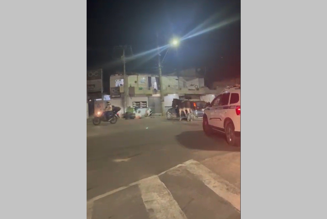 Vídeo mostra carro puxando cavalo por avenida movimentada em Cabo Frio