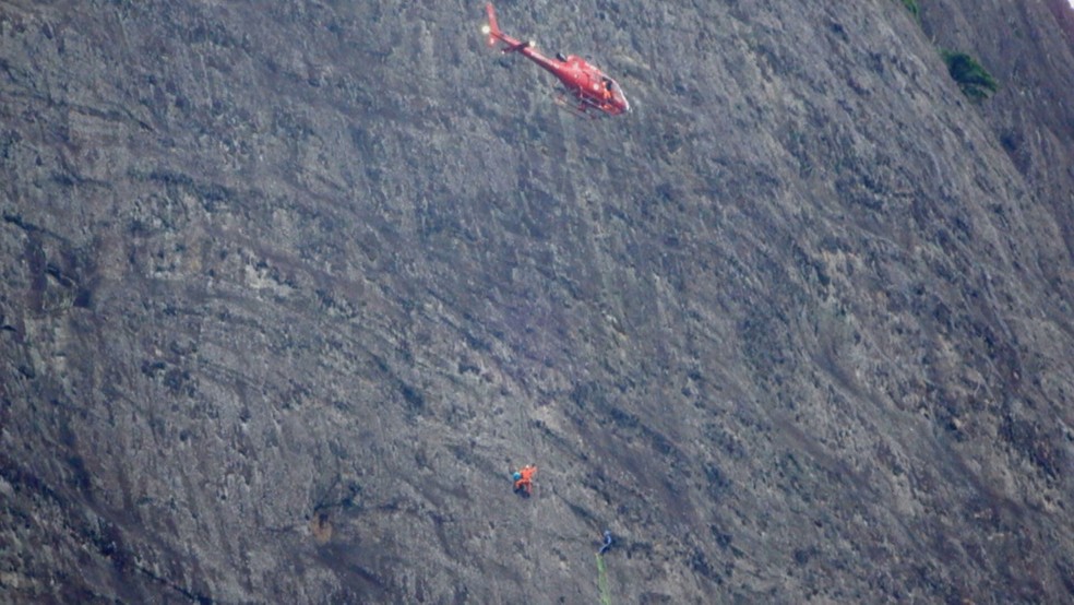 Helicóptero foi usado no resgate de dois alpinistas no Pico do Perdido, no Rio de Janeiro — Foto: Reprodução/ TV Globo
