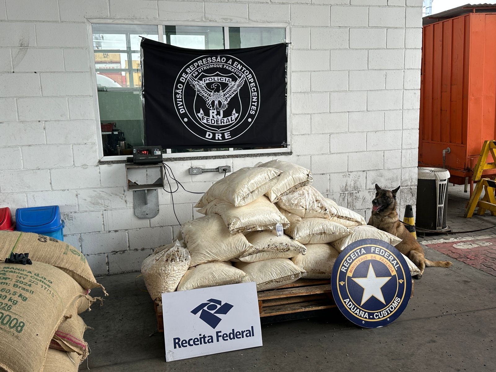 PF encontra 500 kg de cocaína escondidos em carga de café no Porto do Rio