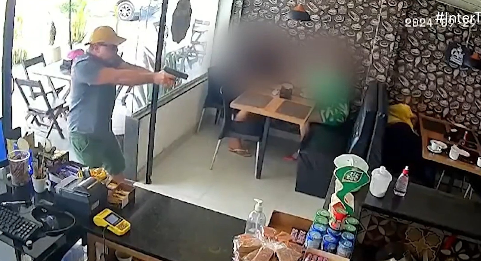 Vídeo mostra tensão de clientes durante tiroteio em padaria de Araruama, no RJ