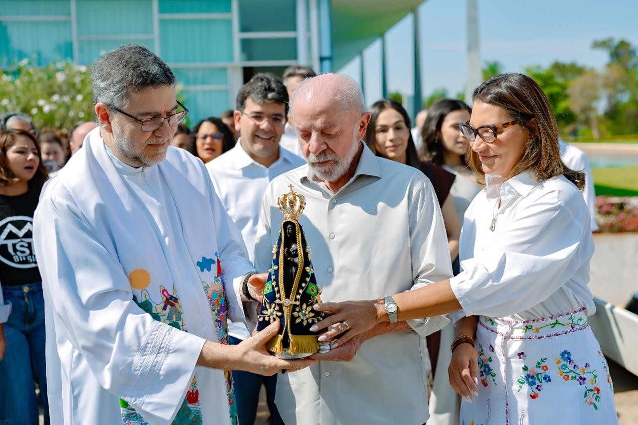 Dia de Nossa Senhora: Lula e Flávio vão à missa em Brasília; Alckmin publica vídeo rumo a Aparecida