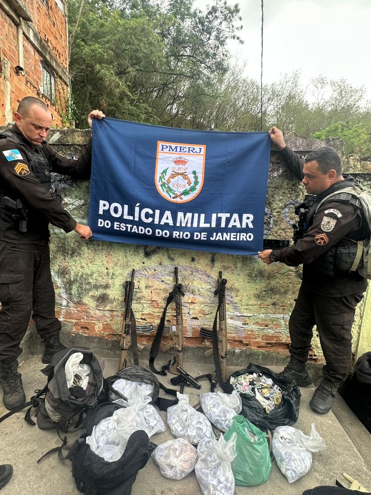 Ação da PM no Morro do Urubu termina com sete presos, entre eles quatro baleados
