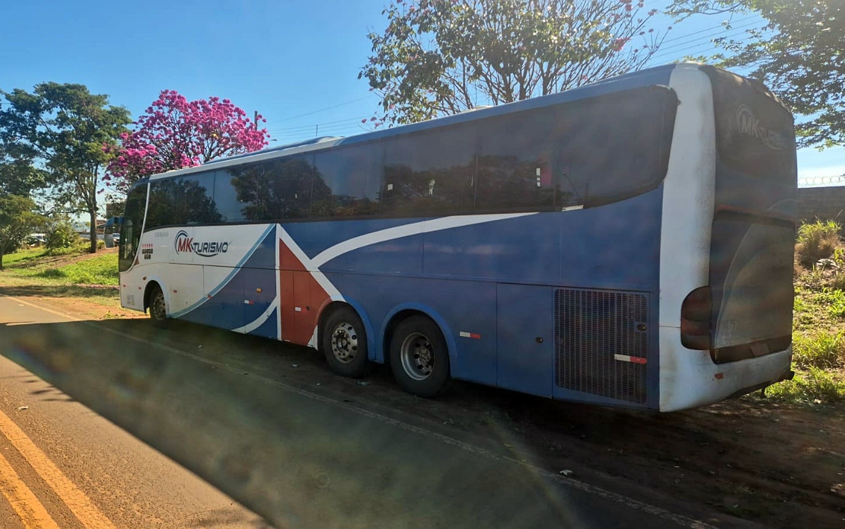 Ônibus que fazia transporte interestadual irregular é apreendido na LMG-836, em São Sebastião do Paraíso, MG 