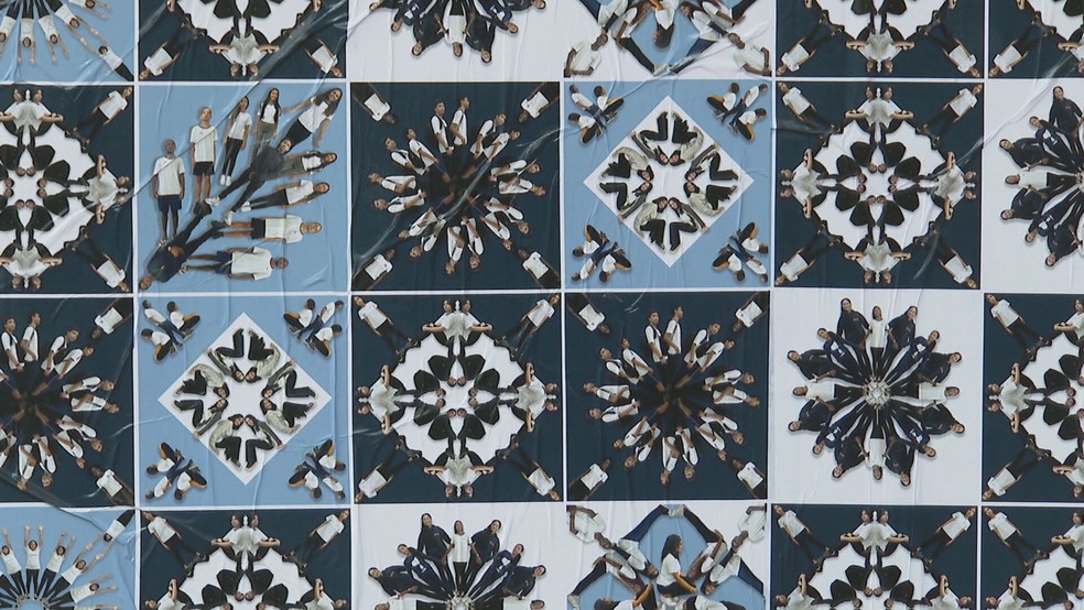 O painel de Herbert Sobral atrai pela beleza e pela ilusão de ótica. De perto, o que parecia ser um azulejo se revela uma obra única. — Foto: Reprodução TV Globo