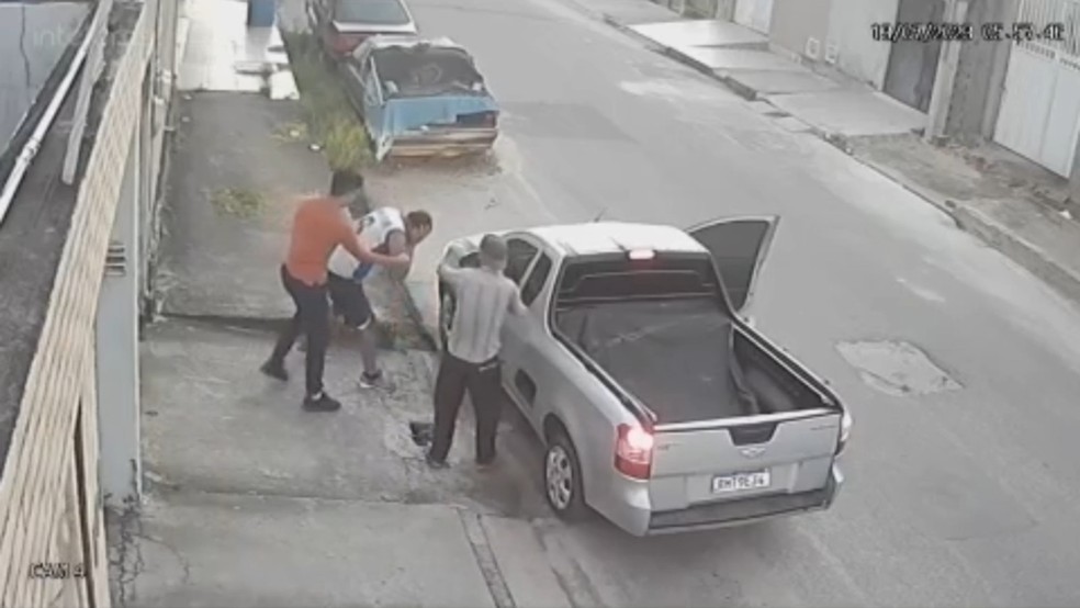 Assaltante dá soco em homem no Bairro Boa Vista, em Fortaleza. — Foto: Reprodução
