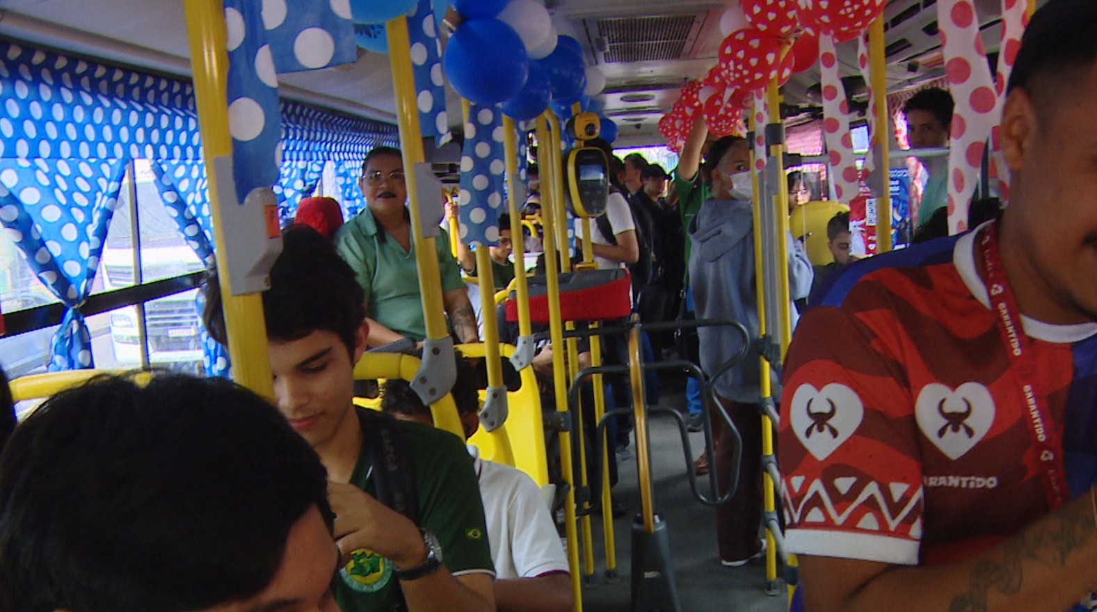 Ônibus decorado com as cores de Caprichoso e Garan