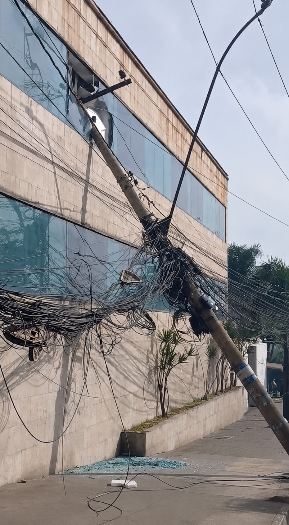 Carreta atinge poste, provoca explosões e redação de jornal é evacuada na Grande BH