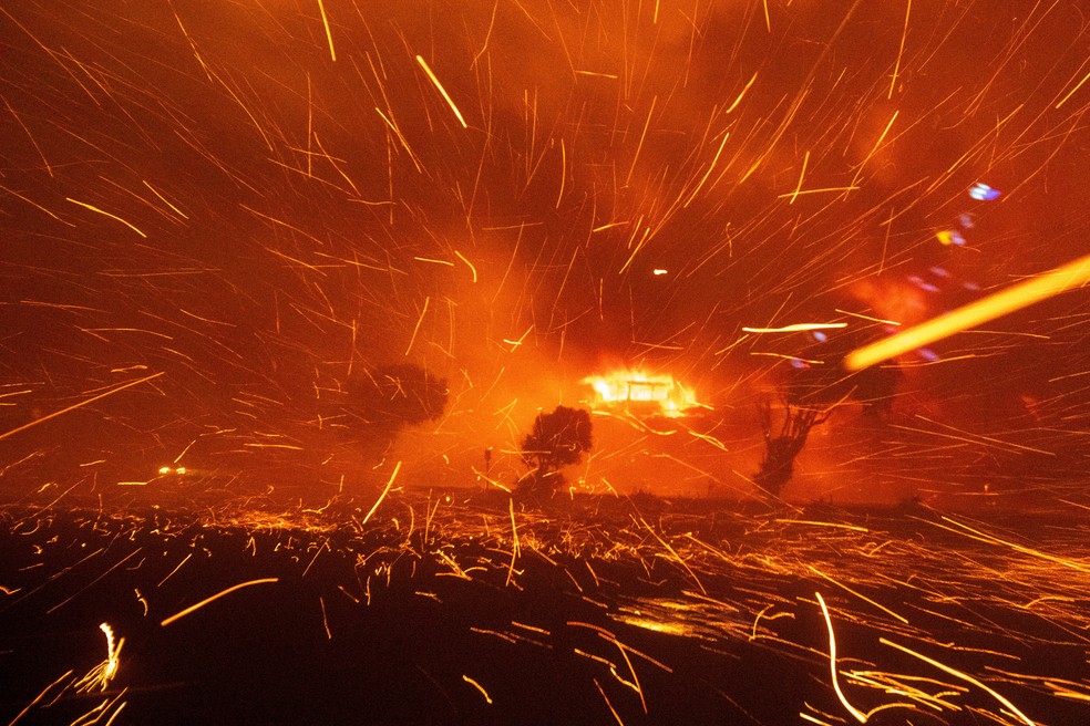 Rajadas de vento espalham chamas de incêndio florestal em Pacific Palisades, no oeste em Los Angeles, nos EUA, em 7 de janeiro de 2025. — Foto: REUTERS/Ringo Chiu
