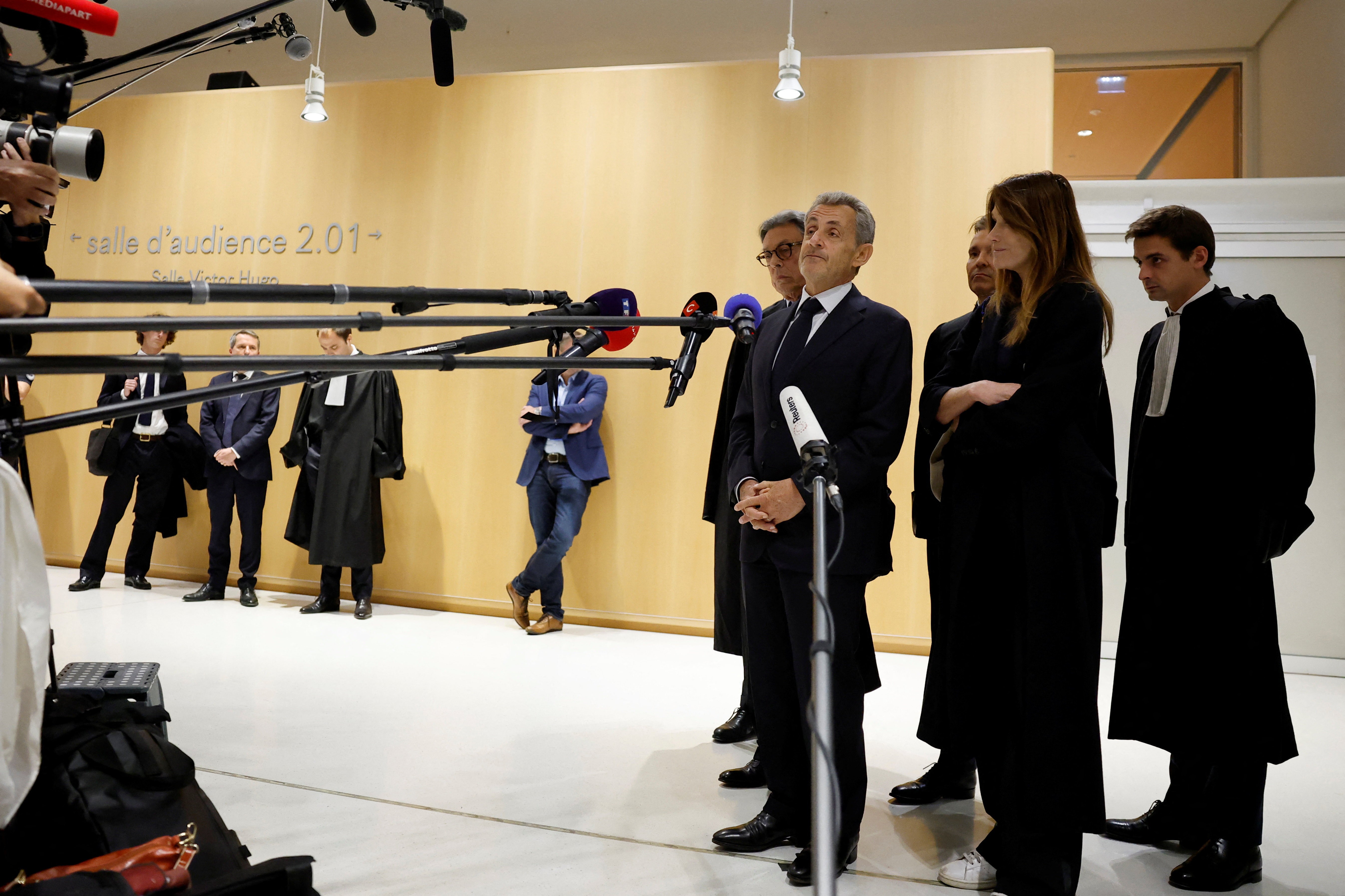 'Dormirei na cadeia de cabeça erguida': ex-presidente francês Sarkozy diz que vai recorrer da condenação a 5 anos de prisão