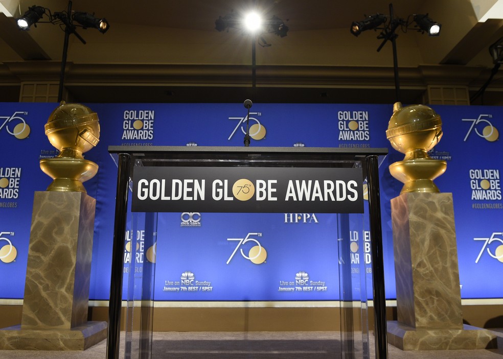 Estátuas do Globo de Ouro no Beverly Hilton Hotel, em Los Angeles, onde são anunciados os indicados à premiação — Foto: Chris Pizzello/Invision/AP