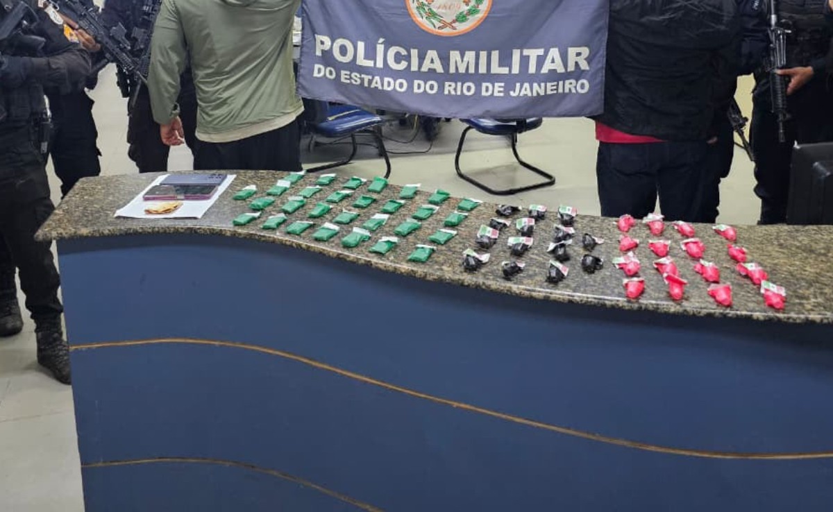 Polícia flagra trio vendendo drogas e esconde entorpecentes em relógio de energia em Angra dos Reis 
