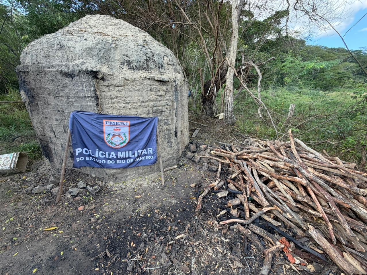 Polícia Ambiental flagra suposta carvoaria ilegal com fornos em funcionamento em Cardoso Moreira