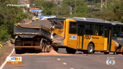 Caminhão bate em ônibus do transporte coletivo em Palmas
