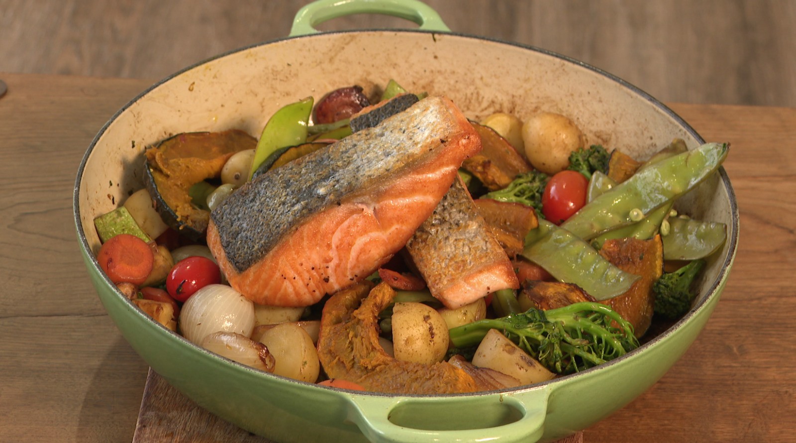 Salmão grelhado: aprenda a preparar uma versão com legumes salteados