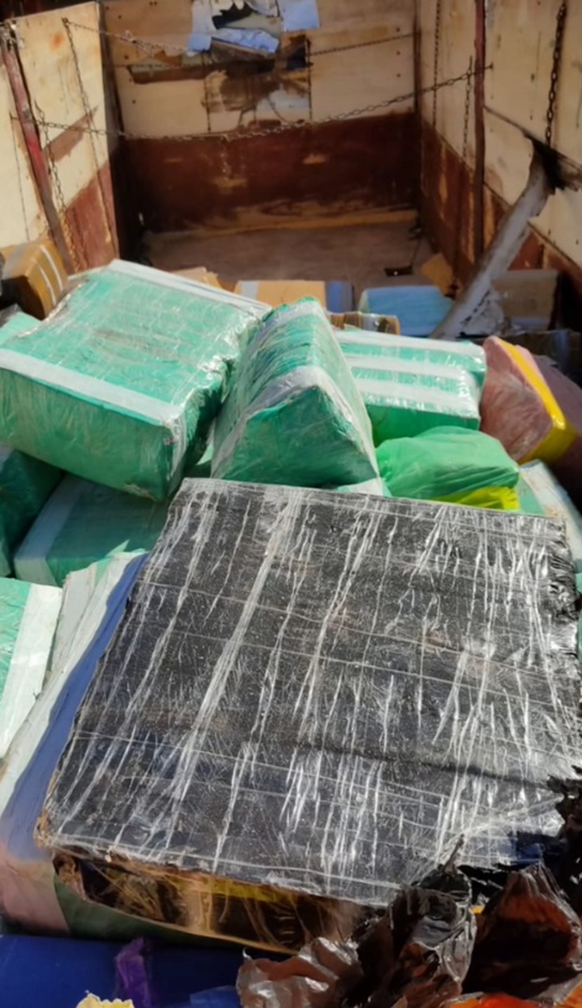 Polícia apreende mais de 7 toneladas de maconha escondidas em caminhão carregado com milho na fronteira do Brasil com o Paraguai