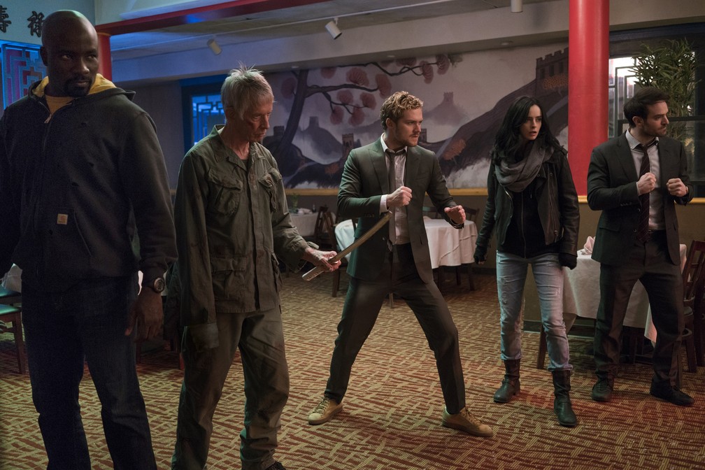 Mike Colter, Scott Glenn, Finn Jones, Krysten Ritter, Charlie Cox em cena de 'Os defensores' &mdash; Foto: Divulga&ccedil;&atilde;o/Netflix