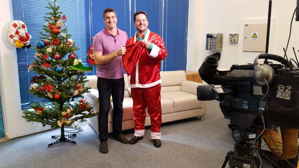 Alan Schneider como Jacaré no quadro Fala Povão epsecial e natal junto do jornalistas Alexandre Azank — Foto: Arquivo pessoal