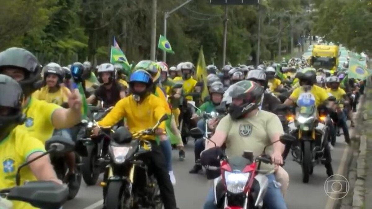 Flávio Bolsonaro faz campanha em Vitória e Salvador; apoiadores promovem atos e carreatas