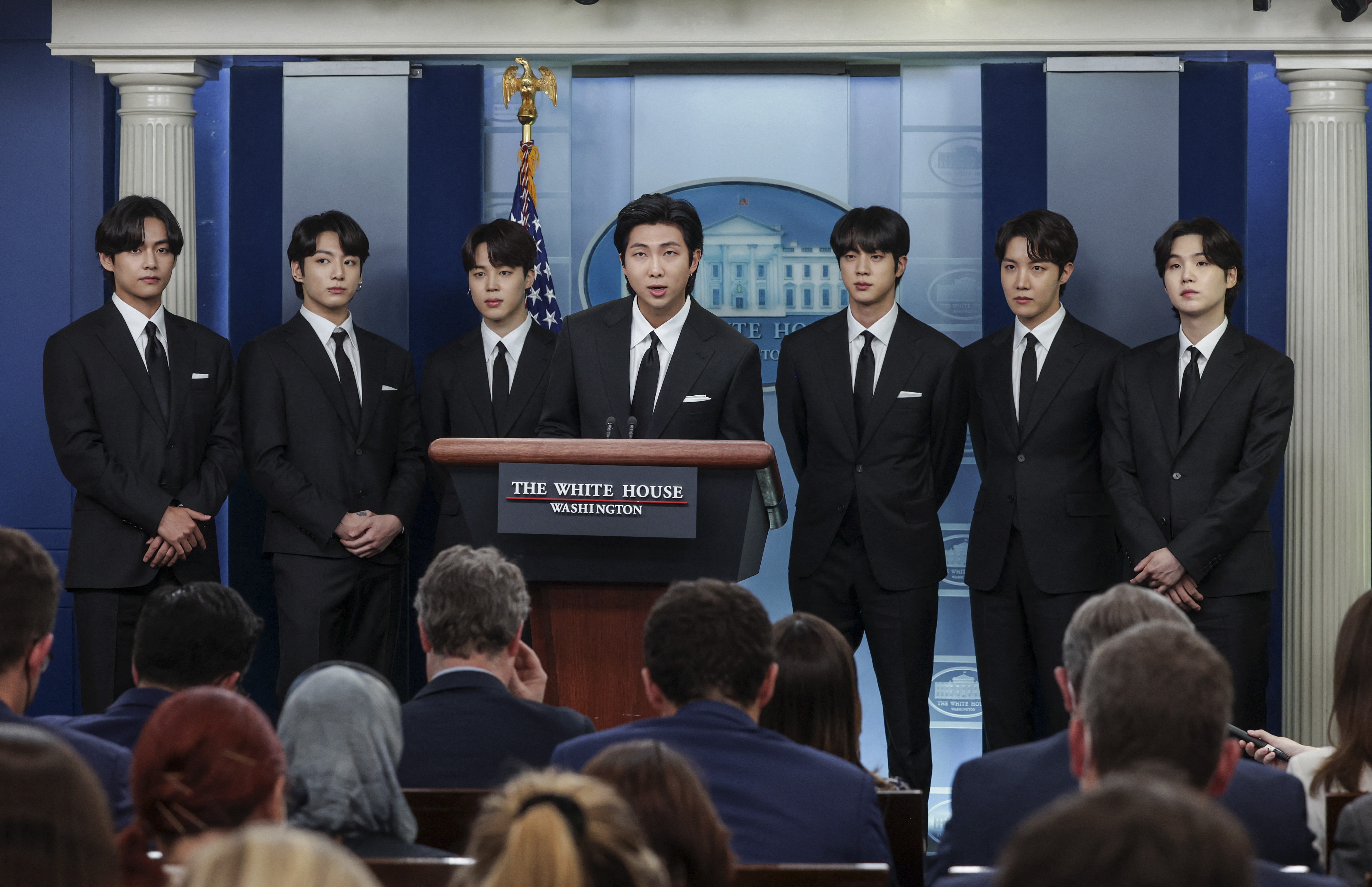 Sucesso de membros do BTS no streaming mostra força duradoura da boy band no Brasil