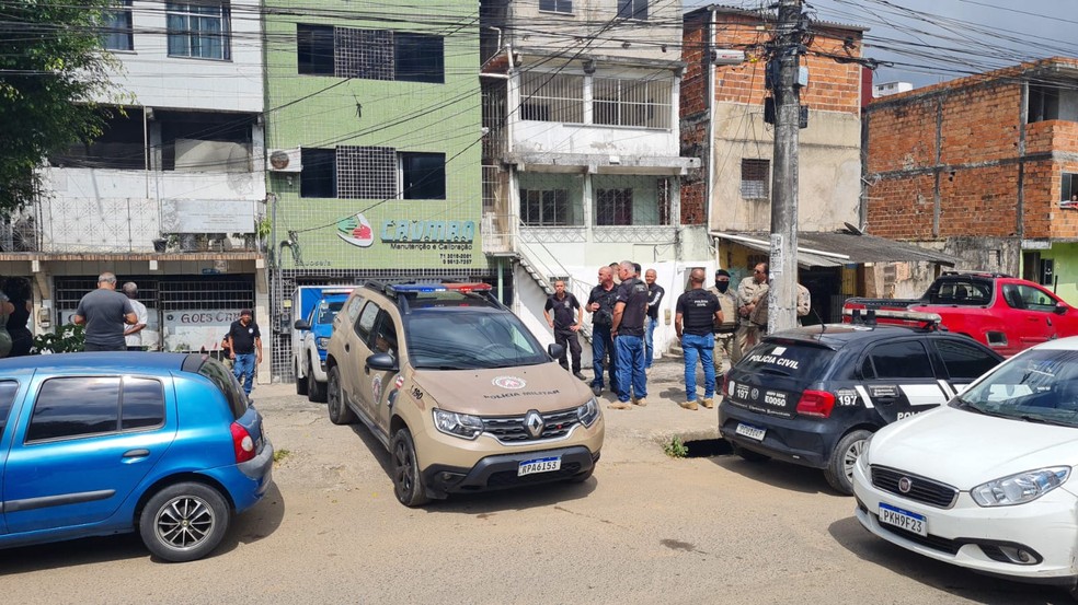 Duas mulheres são encontradas mortas dentro de casa no bairro de Cosme de Farias, em Salvador — Foto: Rildo de Jesus/TV Bahia