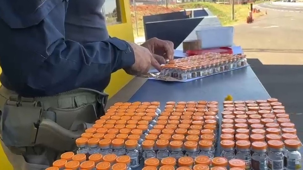 PRF apreende 390 ampolas de rem&eacute;dio emagrecedor escondidas em banco de carro na BR-153 em Jos&eacute; Bonif&aacute;cio &mdash; Foto: Pol&iacute;cia Rodovi&aacute;ria Federal (PRF)/Divulga&ccedil;&atilde;o