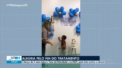 Criança de 5 anos toca 