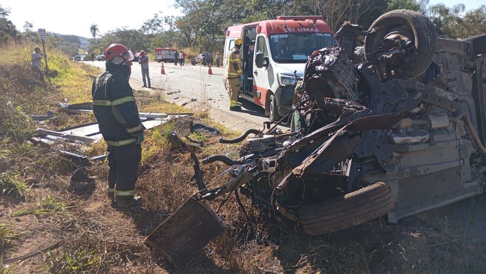 Acidente ocorreu próximo ao trevo de Cláudio, na BR-494 — Foto: Corpo de Bombeiros/Divulgação