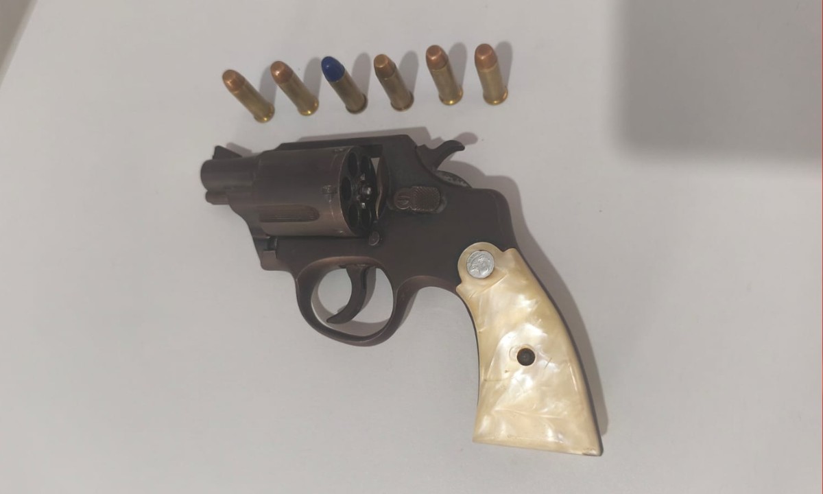 Adolescente é apreendido com revólver e munições dentro de escola no interior da Bahia