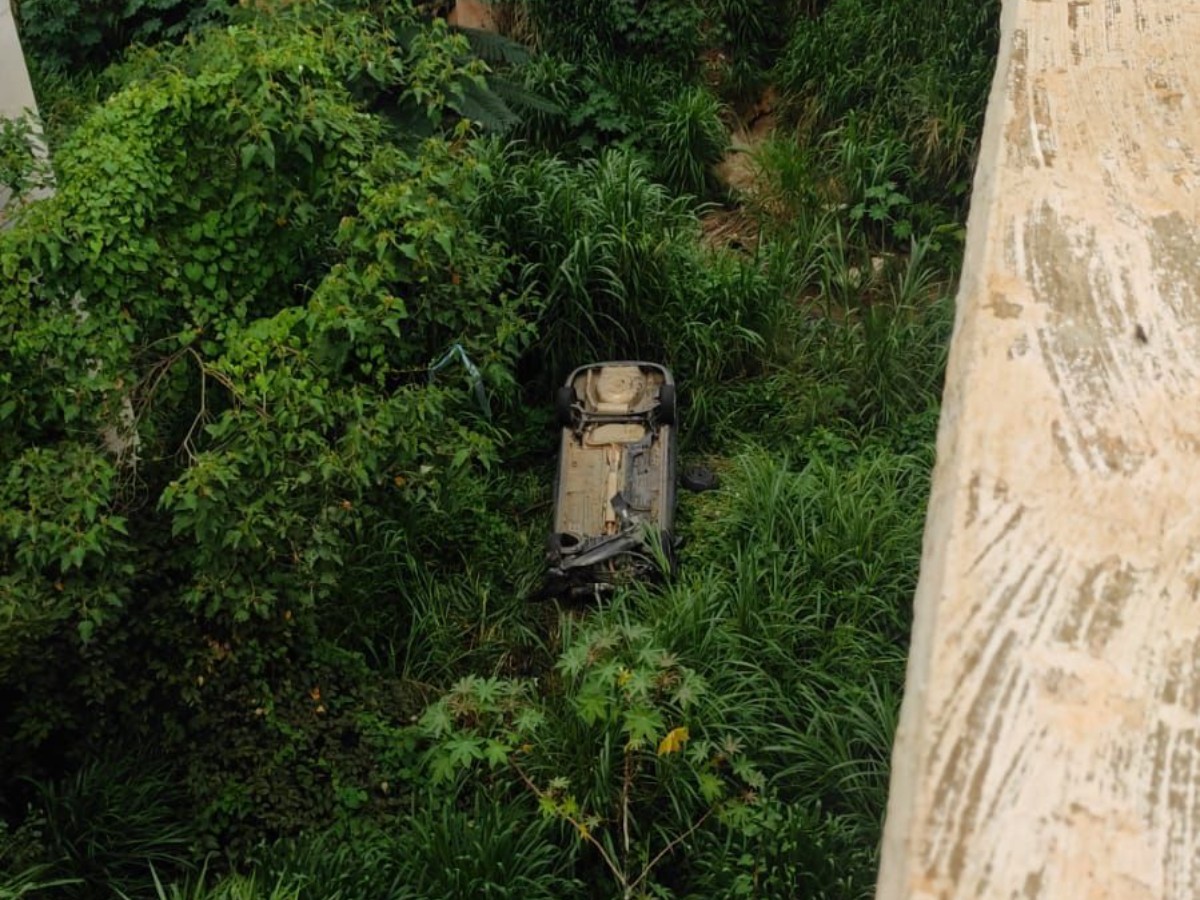 Padre sobrevive a queda de carro em ponte com cerca de 20 metros de altura em MG