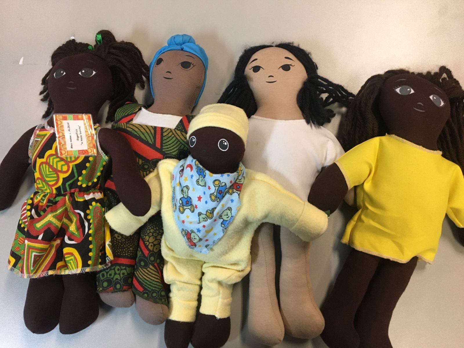 TCM aponta irregularidades em compra de R$ 17 milhões em bonecas antirracistas sem licitação e manda caso ao MP