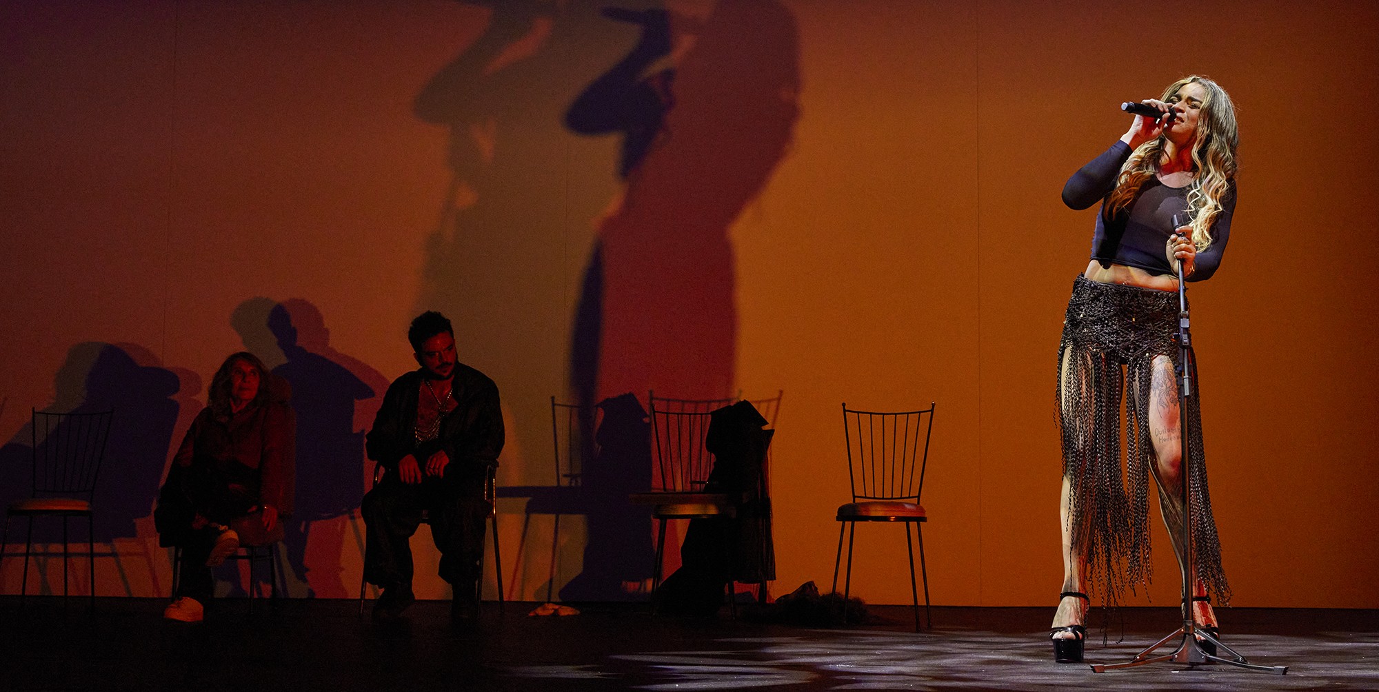 Bianca Manicongo é o coração do Brasil sonhado pelo potente espetáculo atual da Companhia Brasileira de Teatro