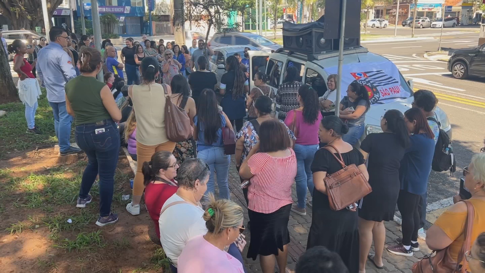 Merendeiras das escolas estaduais de Marília paralisam atividades por falta de pagamento de salários