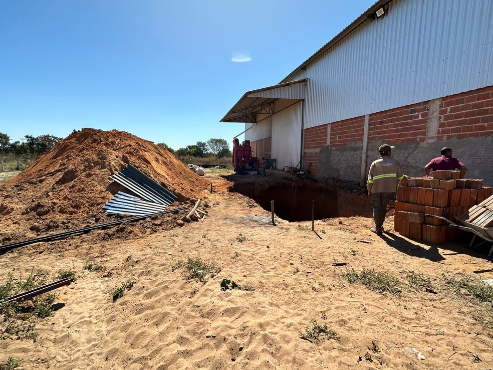 Parede de buraco desmorona em chácara no município de Luís Eduardo Magalhães, no oeste da Bahia — Foto: Marlon Ferraz/Blog Braga