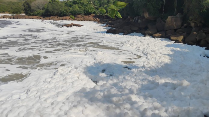 Rio Tietê coberto por espuma tóxica em Salto (SP)