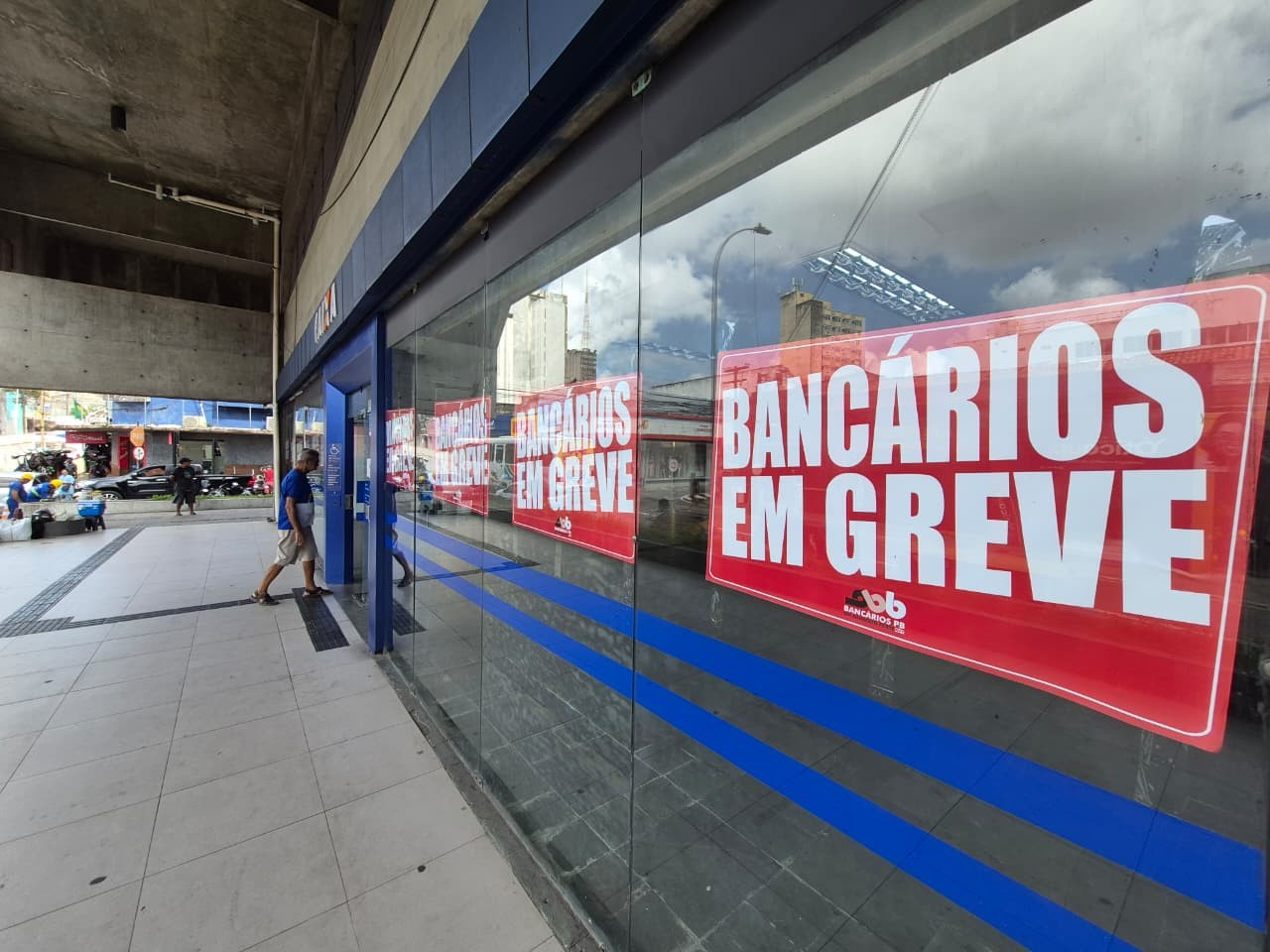 Trabalhadores do Banco do Brasil e da Caixa entram em greve por tempo indeterminado na Paraíba