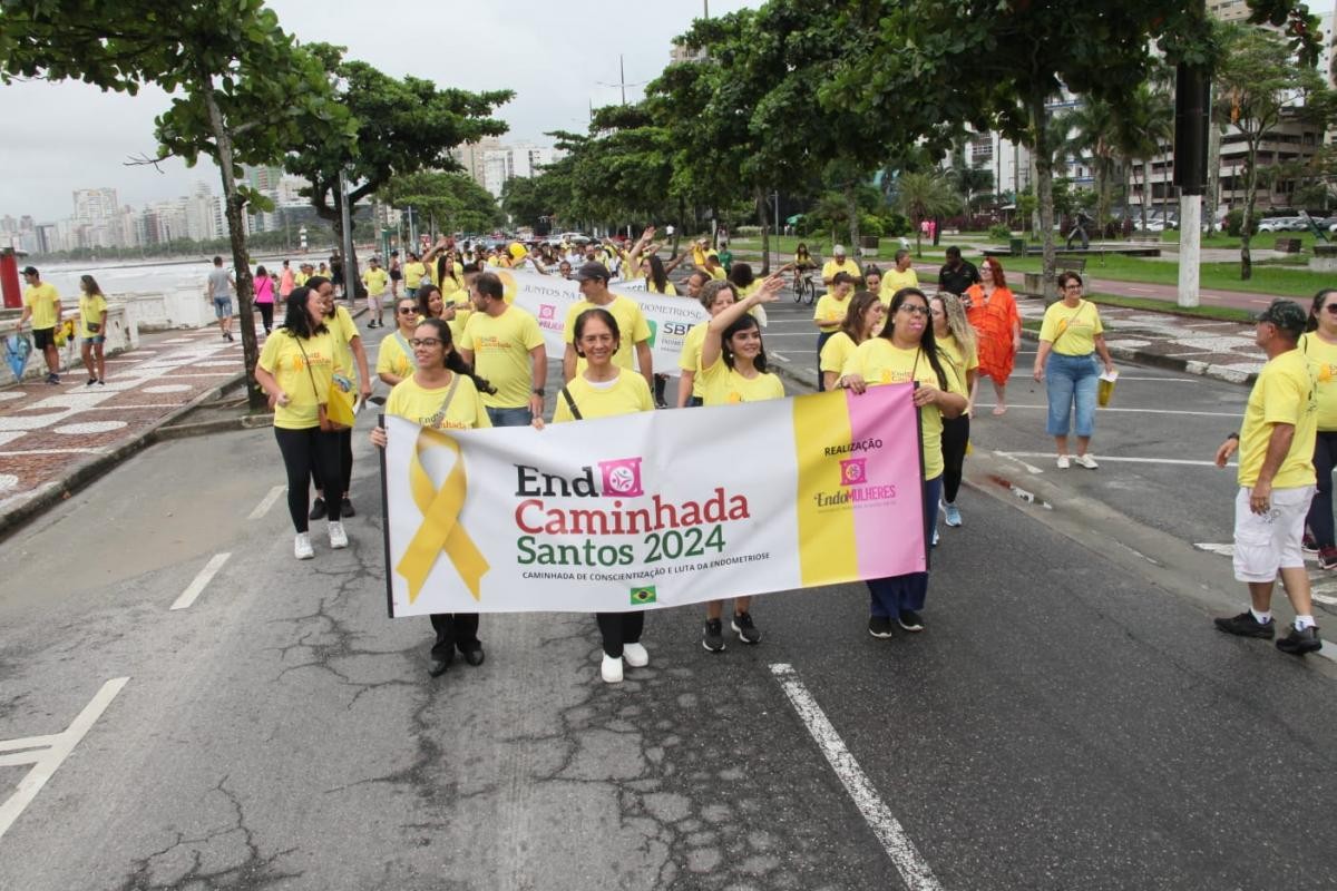 Caminhada do Março Amarelo alerta para endometriose em Santos, SP