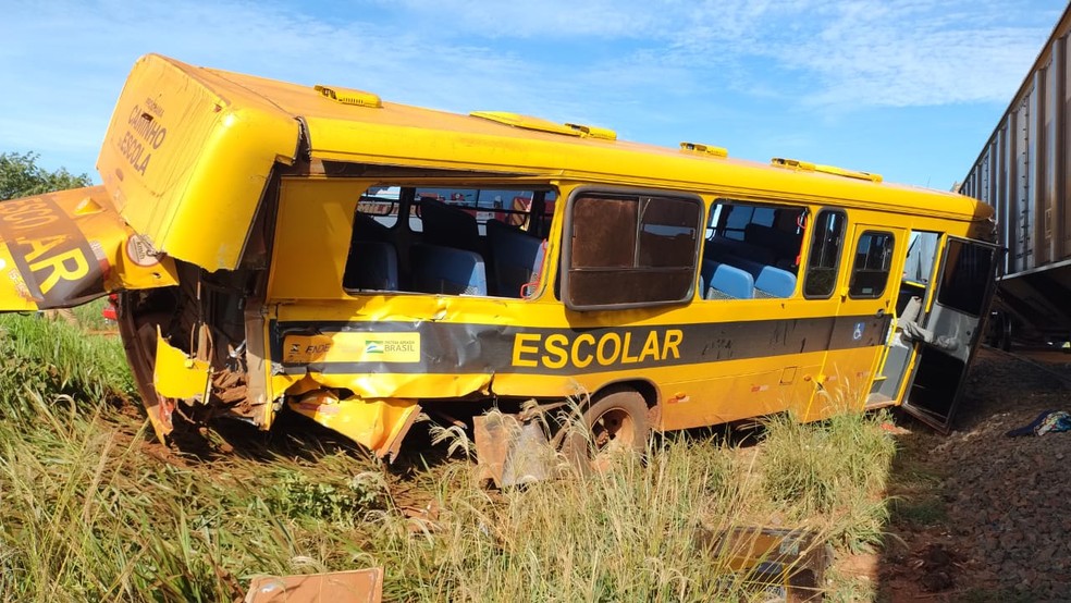 Ônibus escolar quebra a caminho da escola e pais de alunos reclamam da  precariedade do transporte em MT, Mato Grosso