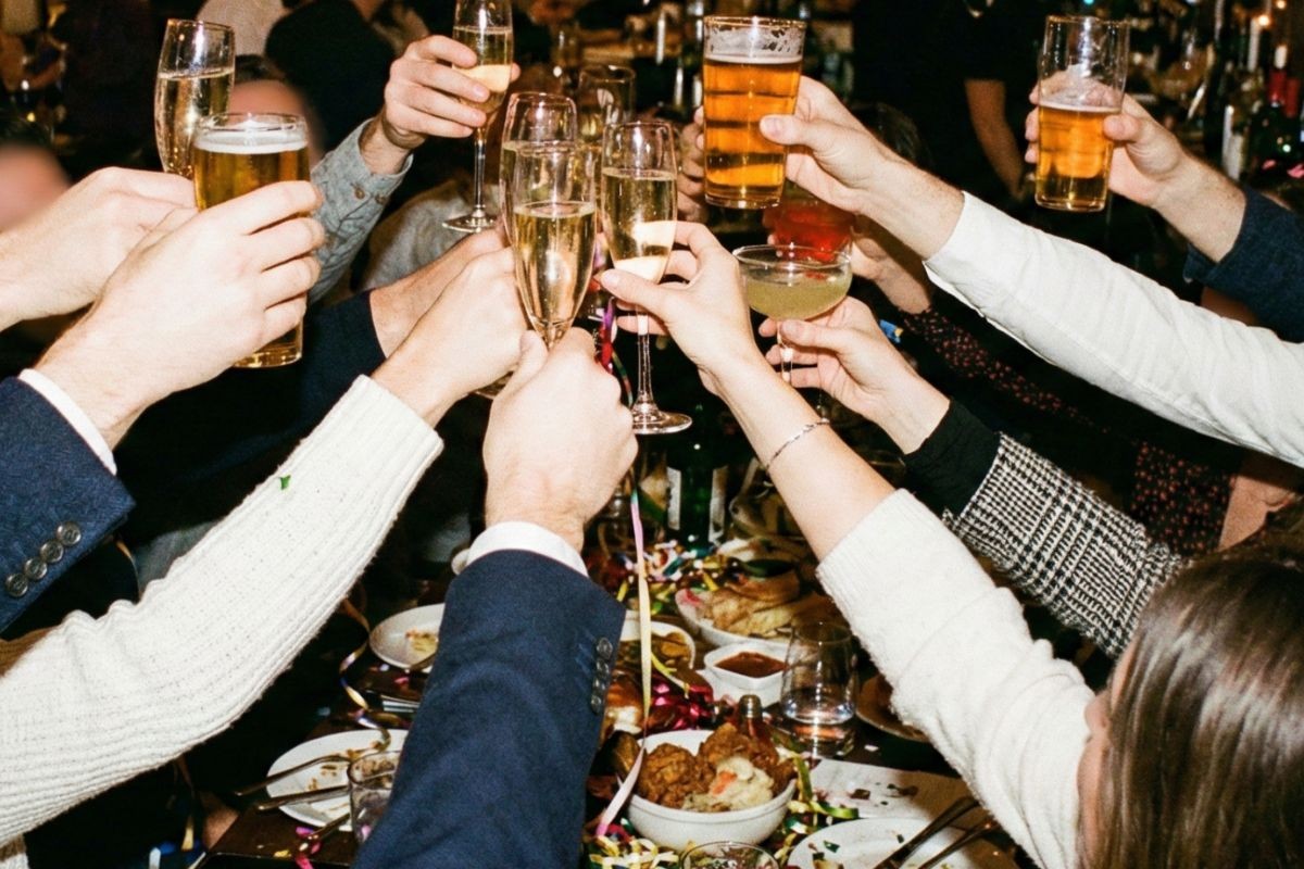 Bares e restaurantes do litoral de SP esperam aumento de 30% nas vendas com confraternizações de fim de ano 